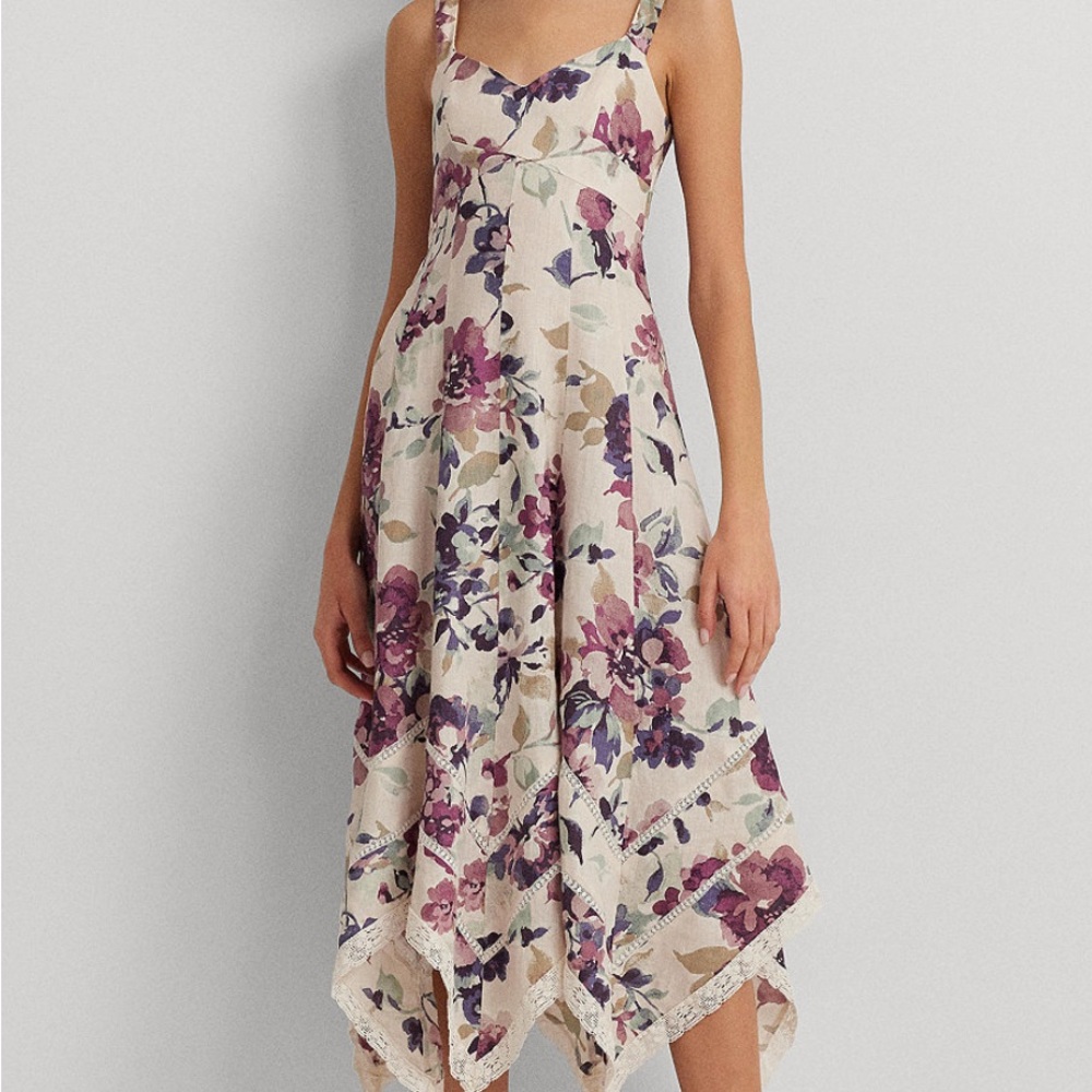 Woman’s Floral
Handkerchief-Hem
Dress